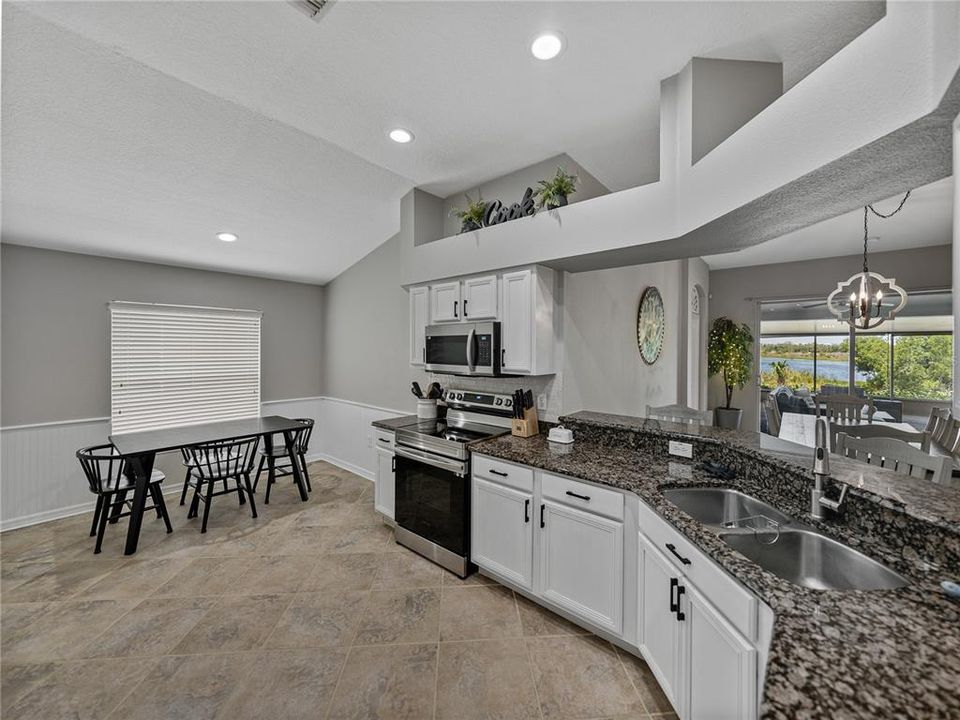 合同活跃: $349,900 (4 贝兹, 2 浴室, 1857 平方英尺)