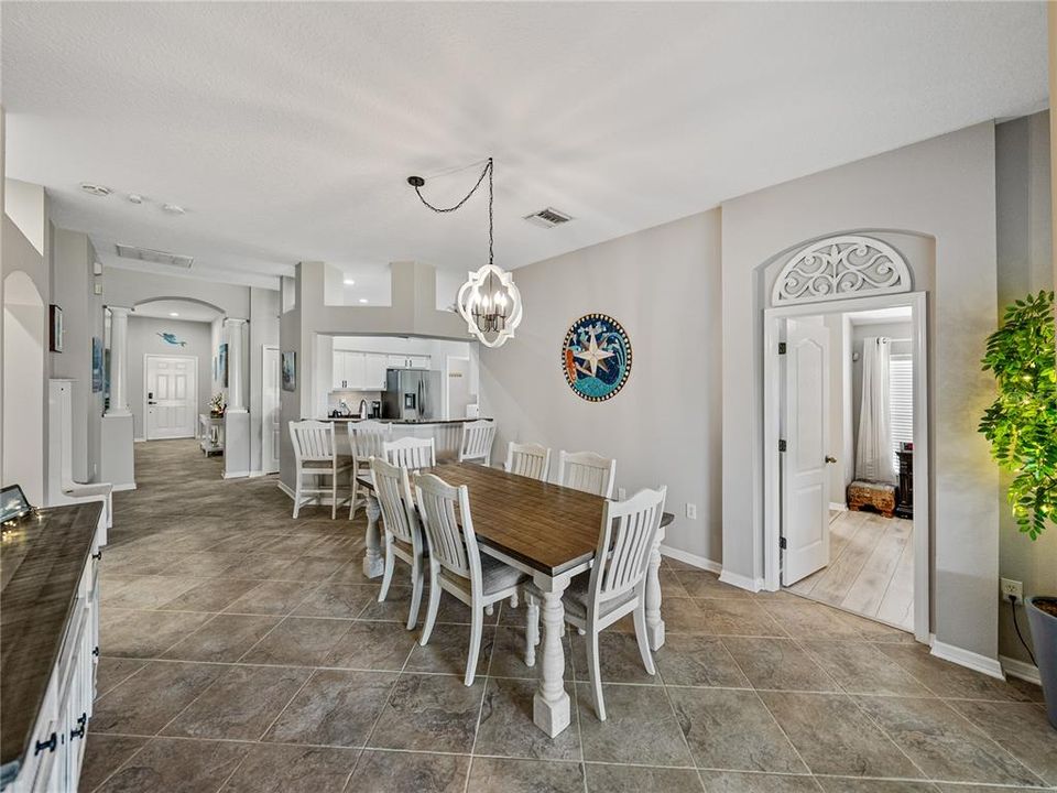 合同活跃: $349,900 (4 贝兹, 2 浴室, 1857 平方英尺)