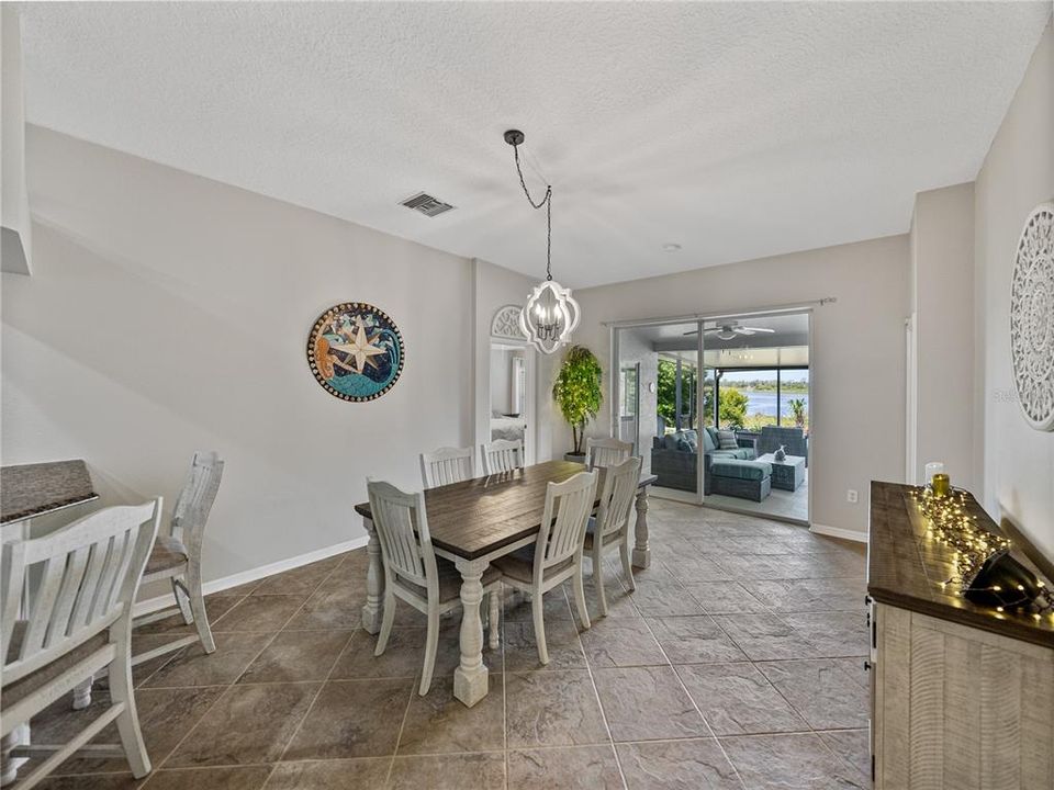 合同活跃: $349,900 (4 贝兹, 2 浴室, 1857 平方英尺)