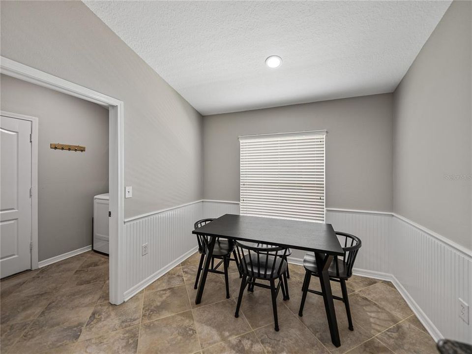 合同活跃: $349,900 (4 贝兹, 2 浴室, 1857 平方英尺)