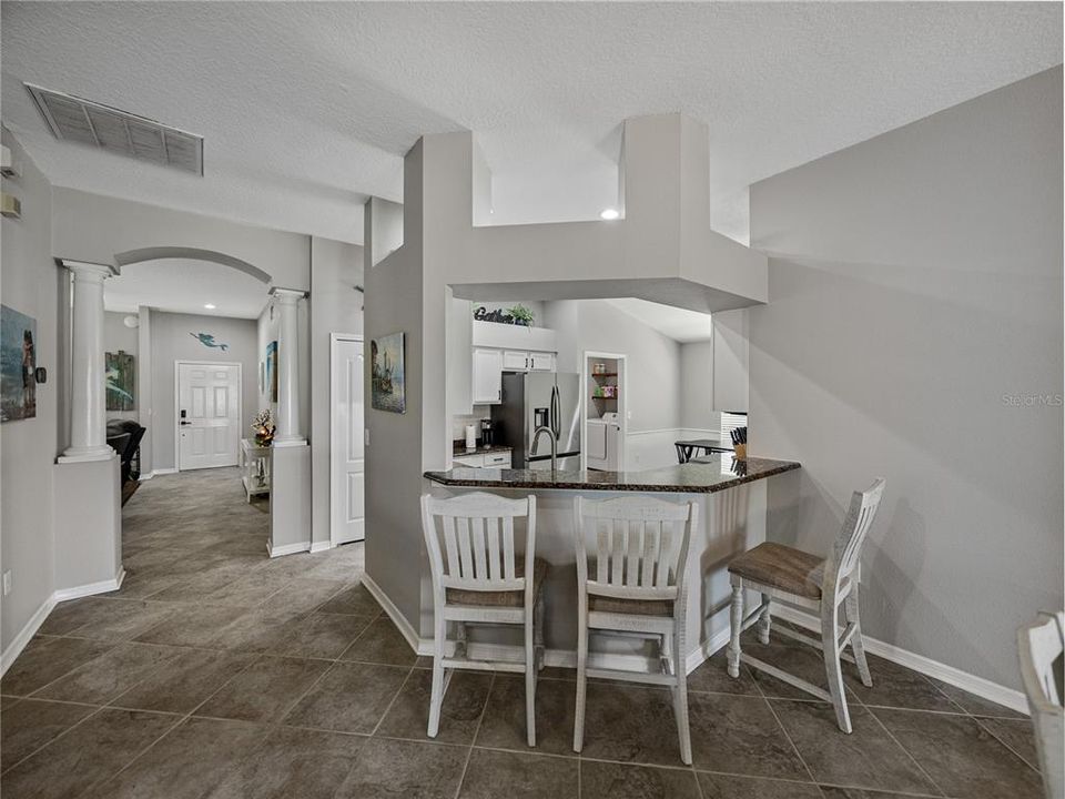 合同活跃: $349,900 (4 贝兹, 2 浴室, 1857 平方英尺)