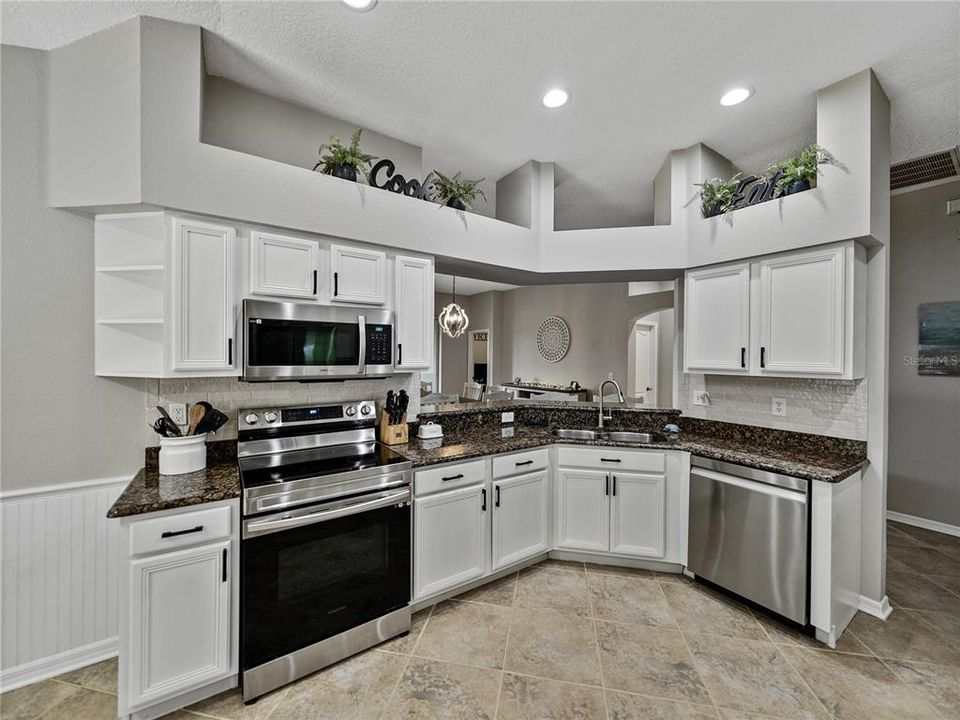 合同活跃: $349,900 (4 贝兹, 2 浴室, 1857 平方英尺)