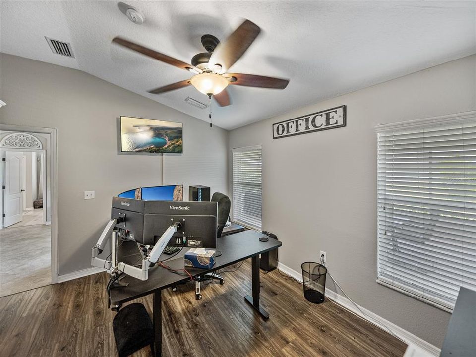 合同活跃: $349,900 (4 贝兹, 2 浴室, 1857 平方英尺)