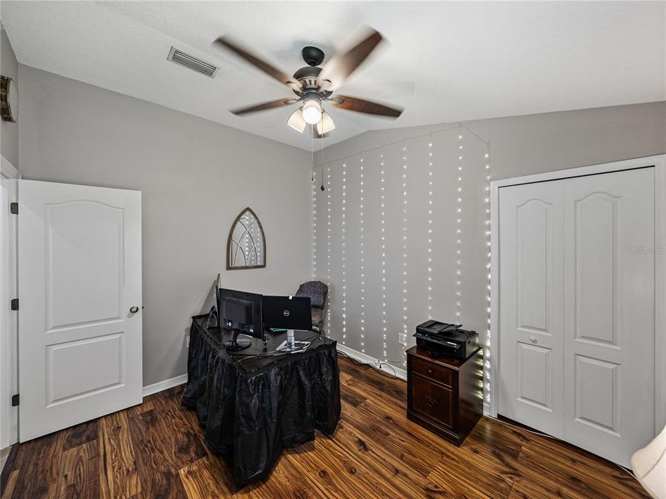 合同活跃: $349,900 (4 贝兹, 2 浴室, 1857 平方英尺)