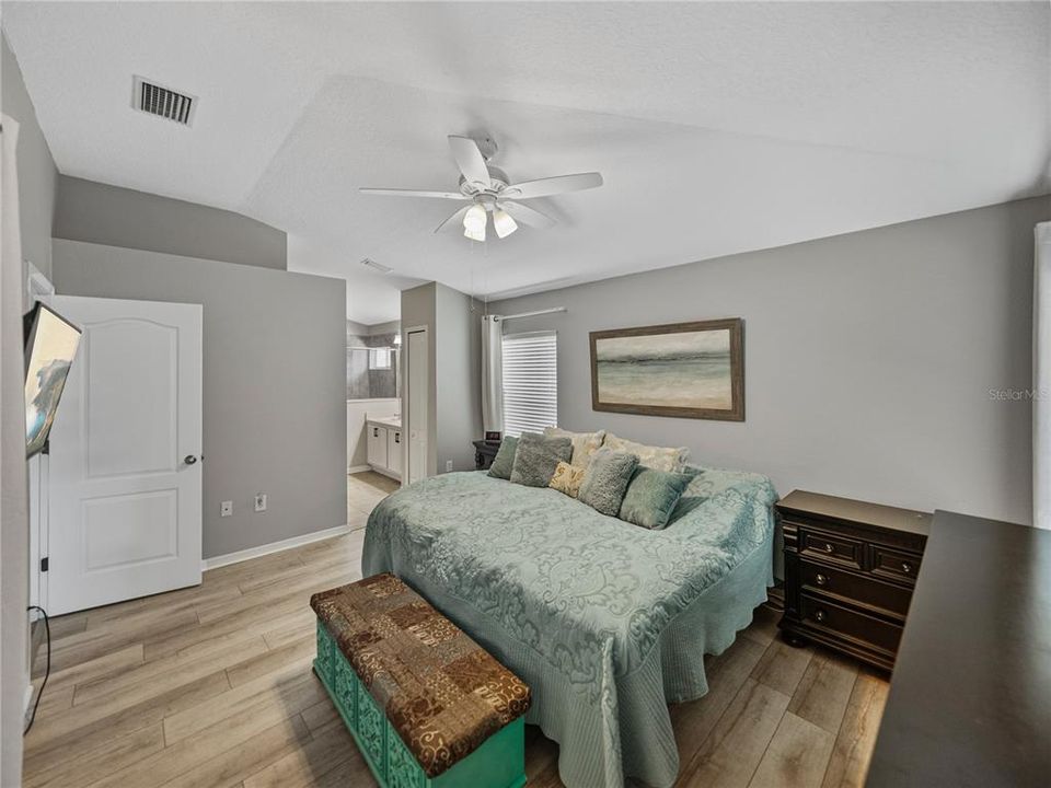 合同活跃: $349,900 (4 贝兹, 2 浴室, 1857 平方英尺)