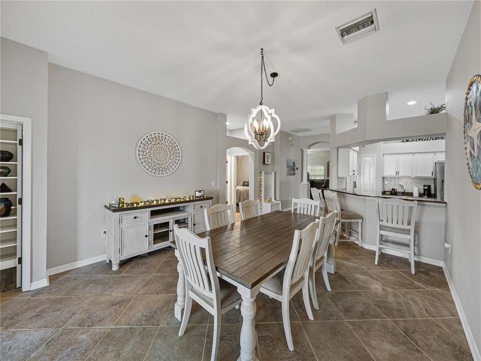 合同活跃: $349,900 (4 贝兹, 2 浴室, 1857 平方英尺)