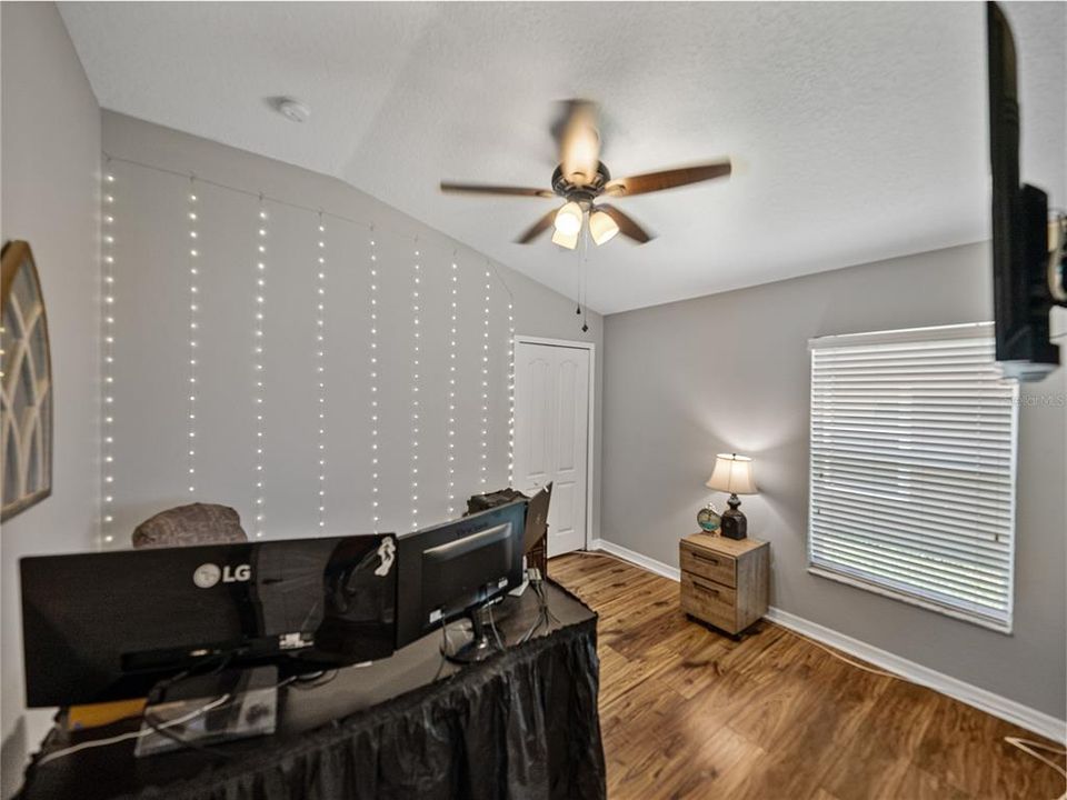 合同活跃: $349,900 (4 贝兹, 2 浴室, 1857 平方英尺)