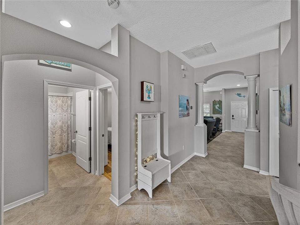 合同活跃: $349,900 (4 贝兹, 2 浴室, 1857 平方英尺)