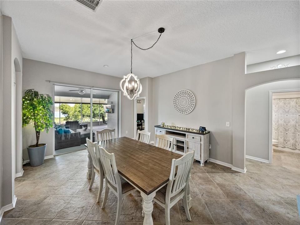 合同活跃: $349,900 (4 贝兹, 2 浴室, 1857 平方英尺)