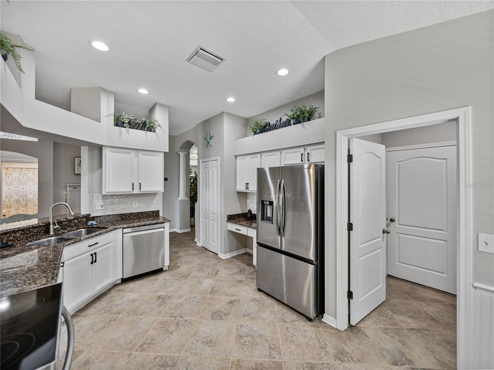 合同活跃: $349,900 (4 贝兹, 2 浴室, 1857 平方英尺)