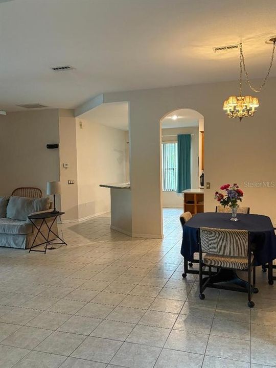 合同活跃: $364,900 (2 贝兹, 2 浴室, 1930 平方英尺)