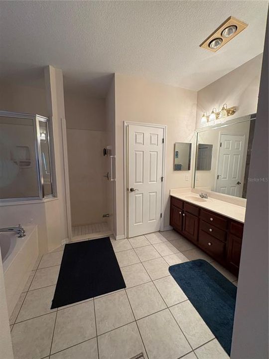 合同活跃: $364,900 (2 贝兹, 2 浴室, 1930 平方英尺)