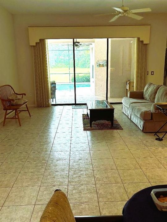 合同活跃: $364,900 (2 贝兹, 2 浴室, 1930 平方英尺)