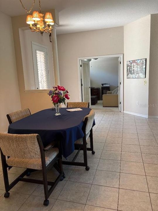 合同活跃: $364,900 (2 贝兹, 2 浴室, 1930 平方英尺)