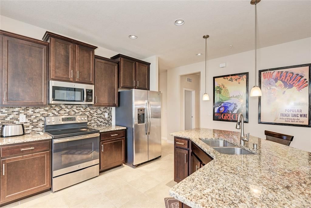 Activo con contrato: $2,350 (3 camas, 2 baños, 1675 Pies cuadrados)