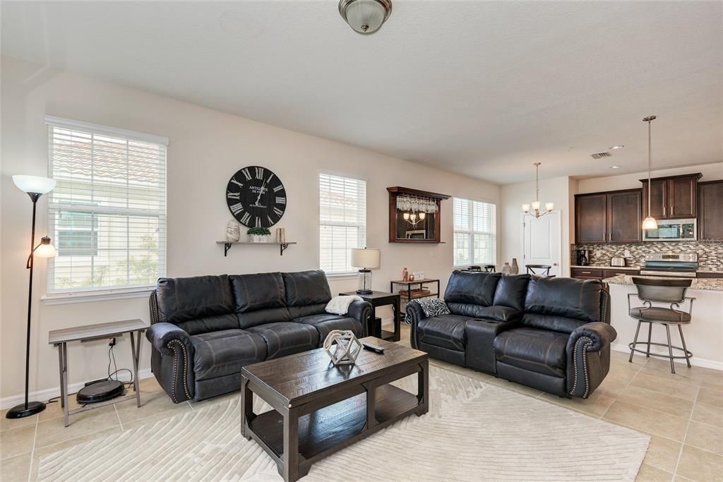 Activo con contrato: $2,350 (3 camas, 2 baños, 1675 Pies cuadrados)