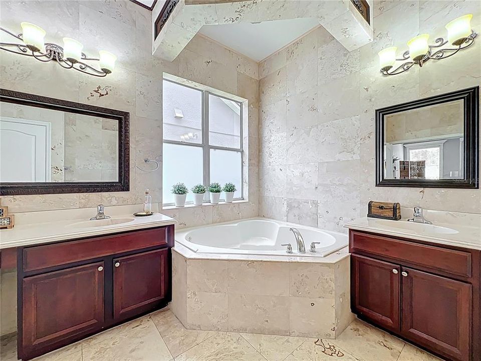 For Sale: $850,000 (5 beds, 4 baths, 3958 Square Feet)