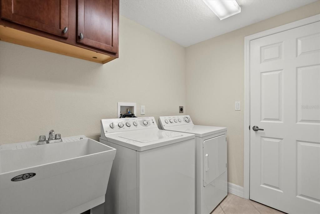 合同活跃: $725,000 (3 贝兹, 3 浴室, 2484 平方英尺)