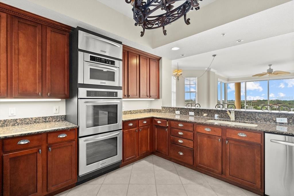 合同活跃: $725,000 (3 贝兹, 3 浴室, 2484 平方英尺)