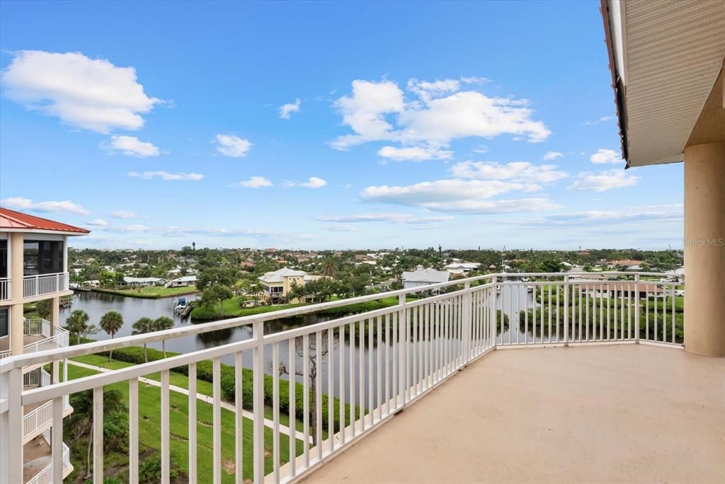 合同活跃: $725,000 (3 贝兹, 3 浴室, 2484 平方英尺)