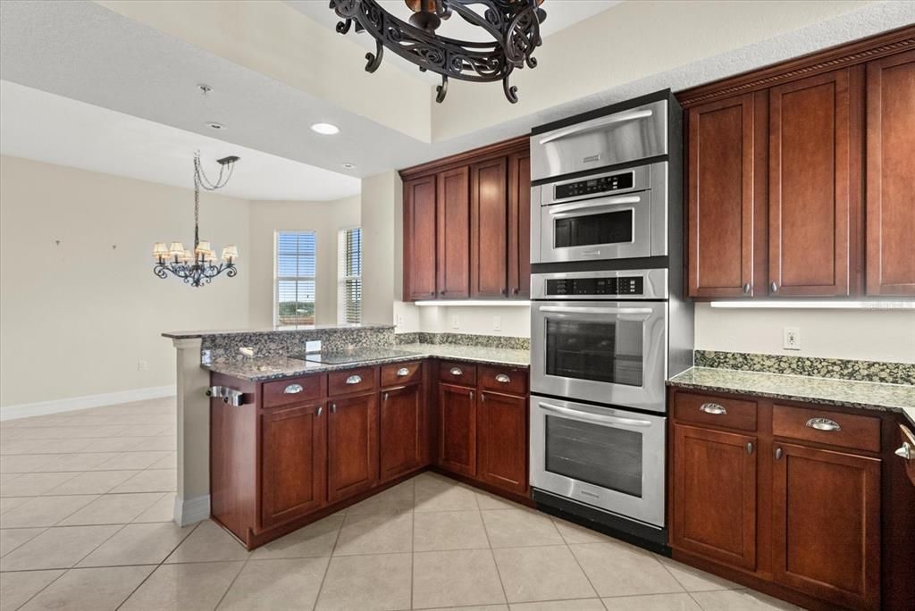 合同活跃: $725,000 (3 贝兹, 3 浴室, 2484 平方英尺)