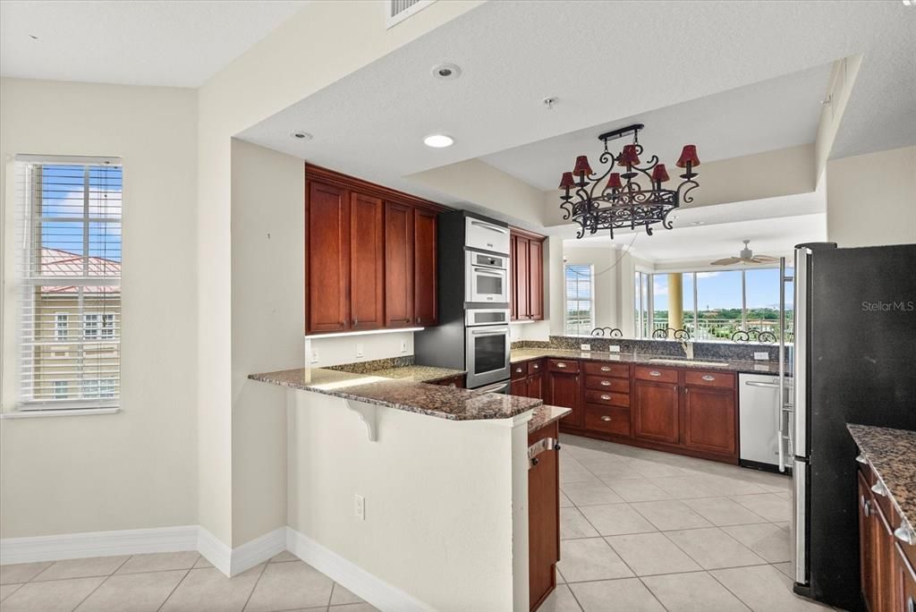 合同活跃: $725,000 (3 贝兹, 3 浴室, 2484 平方英尺)