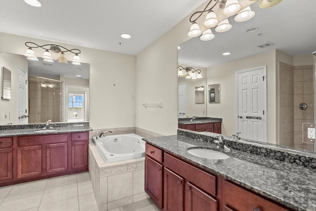 合同活跃: $725,000 (3 贝兹, 3 浴室, 2484 平方英尺)