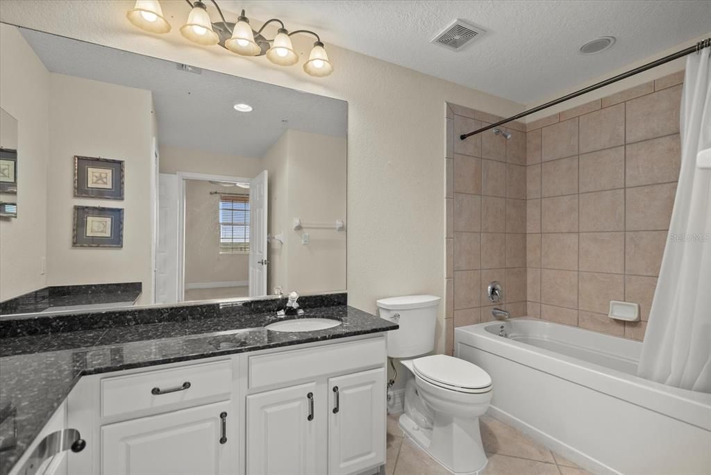 合同活跃: $725,000 (3 贝兹, 3 浴室, 2484 平方英尺)