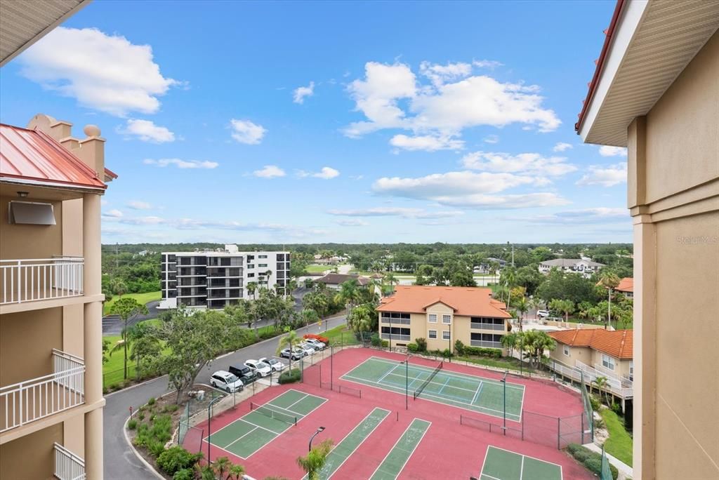 合同活跃: $725,000 (3 贝兹, 3 浴室, 2484 平方英尺)