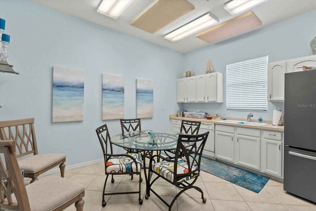 合同活跃: $725,000 (3 贝兹, 3 浴室, 2484 平方英尺)