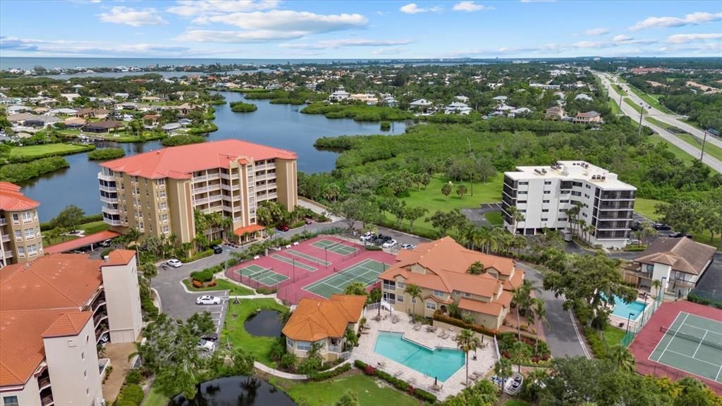 合同活跃: $725,000 (3 贝兹, 3 浴室, 2484 平方英尺)