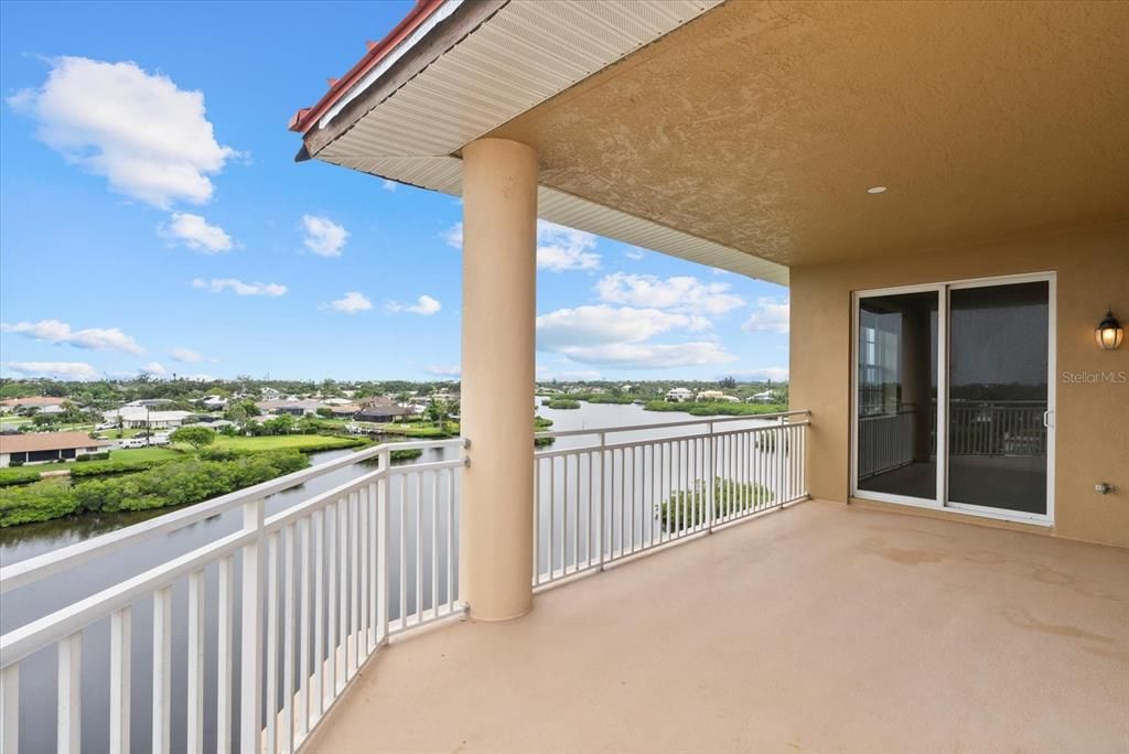 合同活跃: $725,000 (3 贝兹, 3 浴室, 2484 平方英尺)