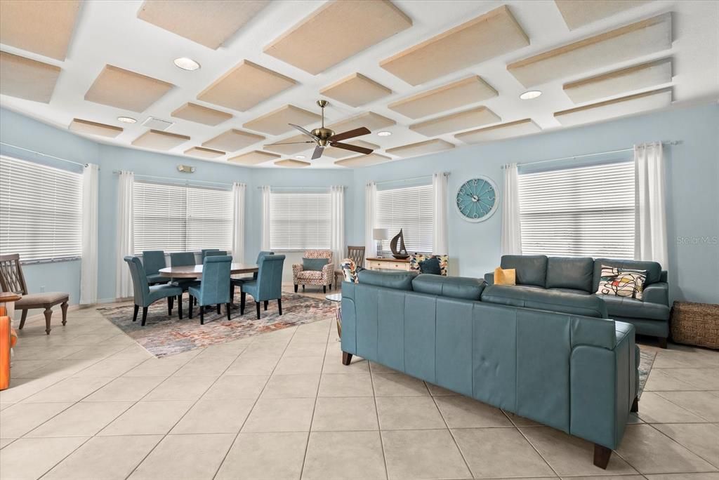 合同活跃: $725,000 (3 贝兹, 3 浴室, 2484 平方英尺)