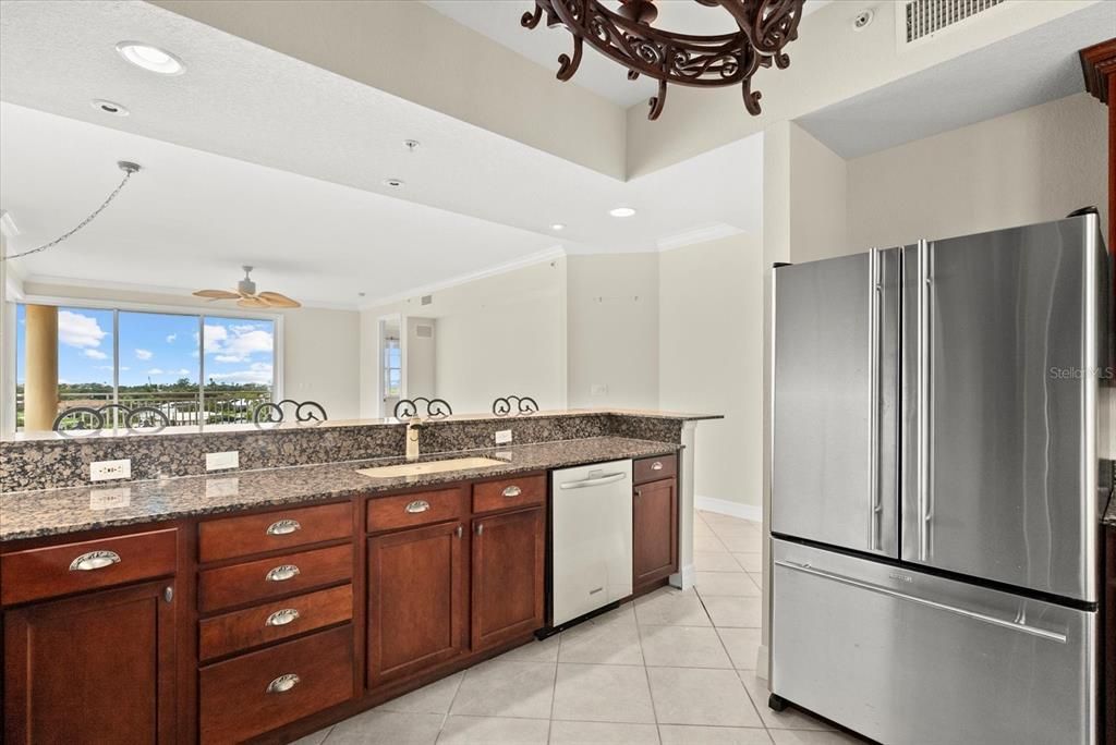 合同活跃: $725,000 (3 贝兹, 3 浴室, 2484 平方英尺)