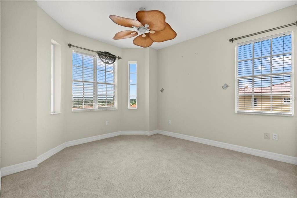 合同活跃: $725,000 (3 贝兹, 3 浴室, 2484 平方英尺)