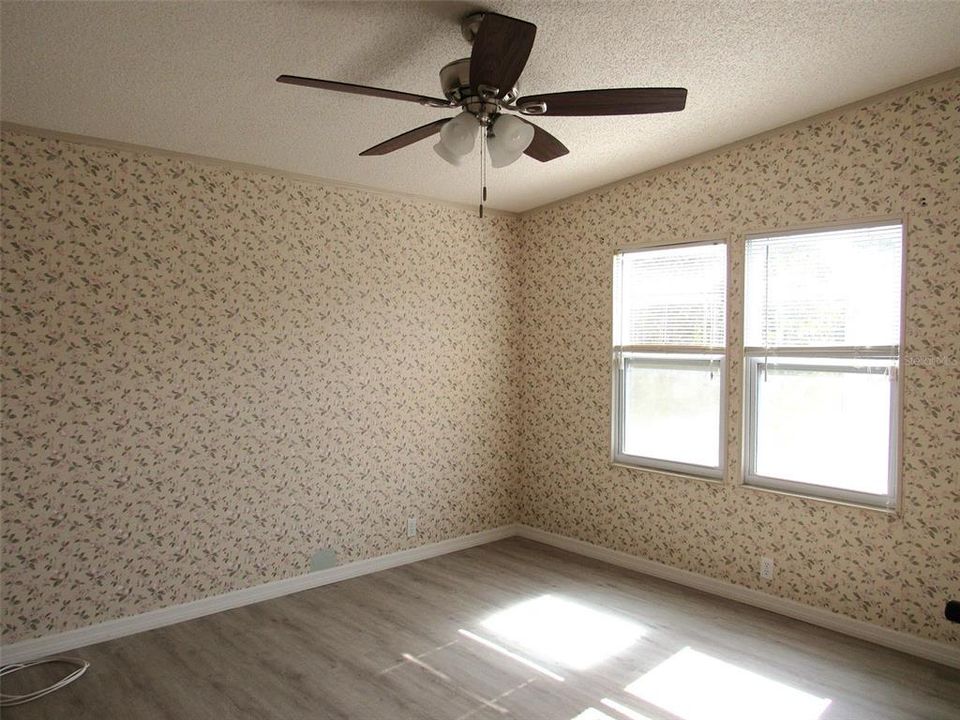 合同活跃: $209,900 (3 贝兹, 2 浴室, 1568 平方英尺)