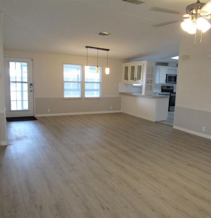 合同活跃: $209,900 (3 贝兹, 2 浴室, 1568 平方英尺)