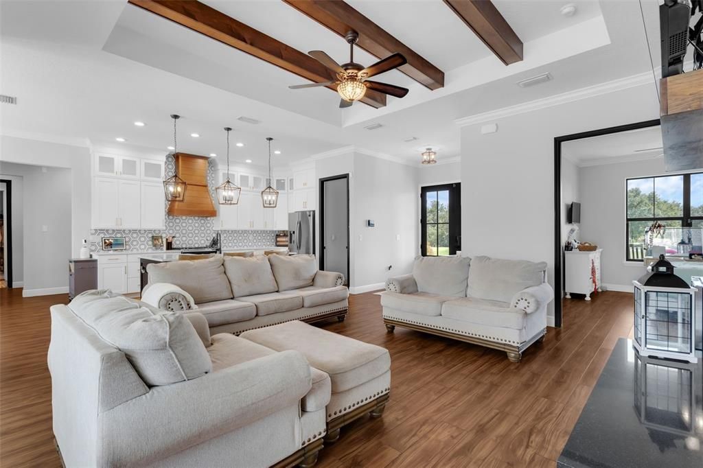 En Venta: $1,069,000 (5 camas, 3 baños, 3077 Pies cuadrados)