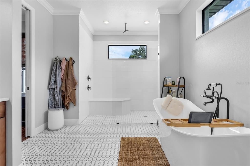 En Venta: $1,069,000 (5 camas, 3 baños, 3077 Pies cuadrados)