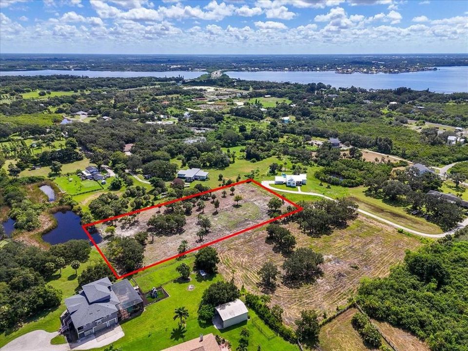 На продажу: $599,999 (2.89 acres)