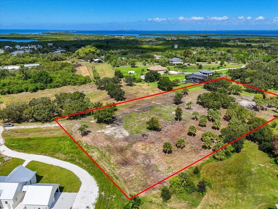 На продажу: $599,999 (2.89 acres)