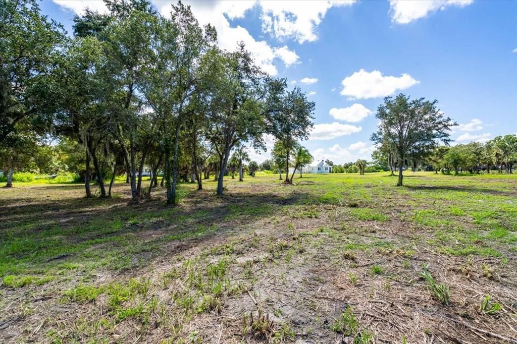 На продажу: $599,999 (2.89 acres)