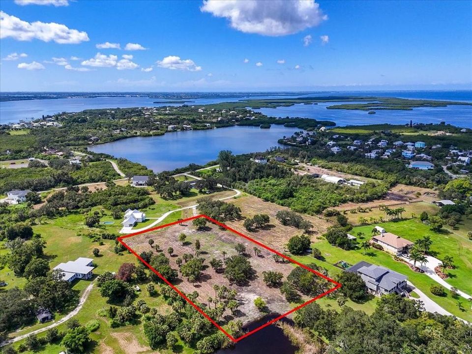 На продажу: $599,999 (2.89 acres)