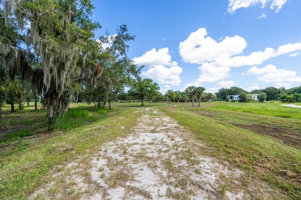 На продажу: $599,999 (2.89 acres)