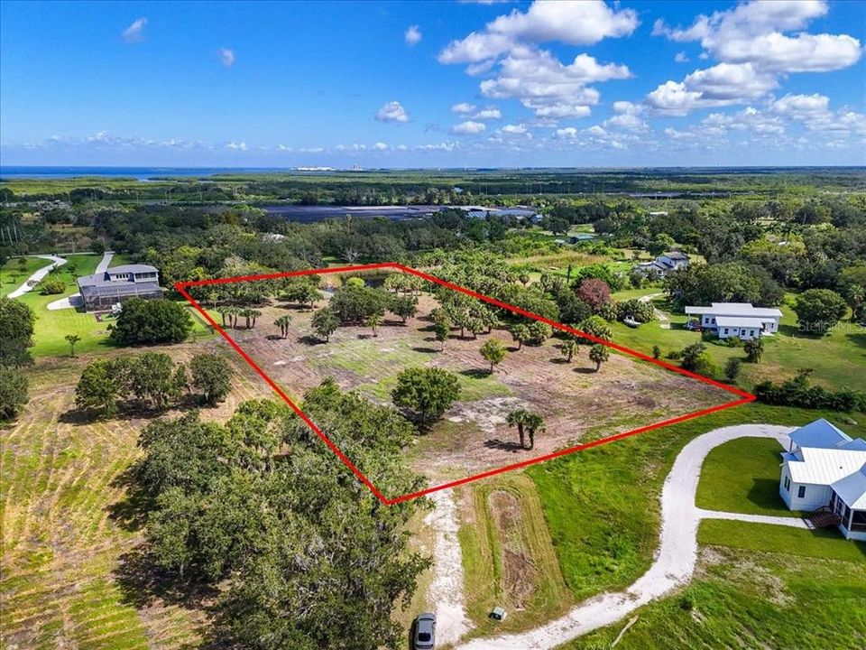 На продажу: $599,999 (2.89 acres)
