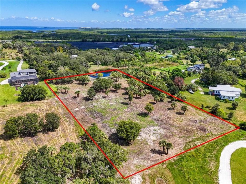 На продажу: $599,999 (2.89 acres)