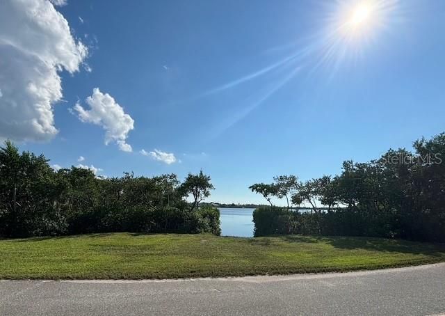 На продажу: $599,999 (2.89 acres)