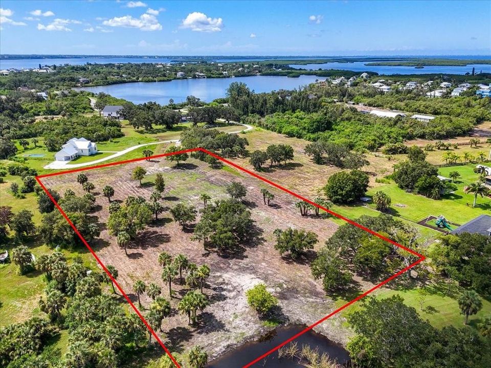 На продажу: $599,999 (2.89 acres)