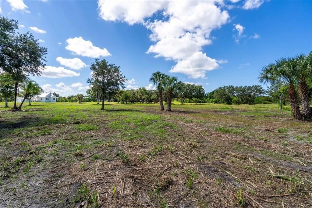 На продажу: $599,999 (2.89 acres)