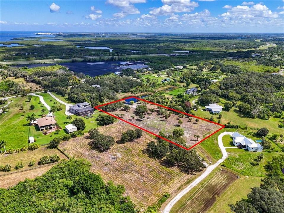 На продажу: $599,999 (2.89 acres)